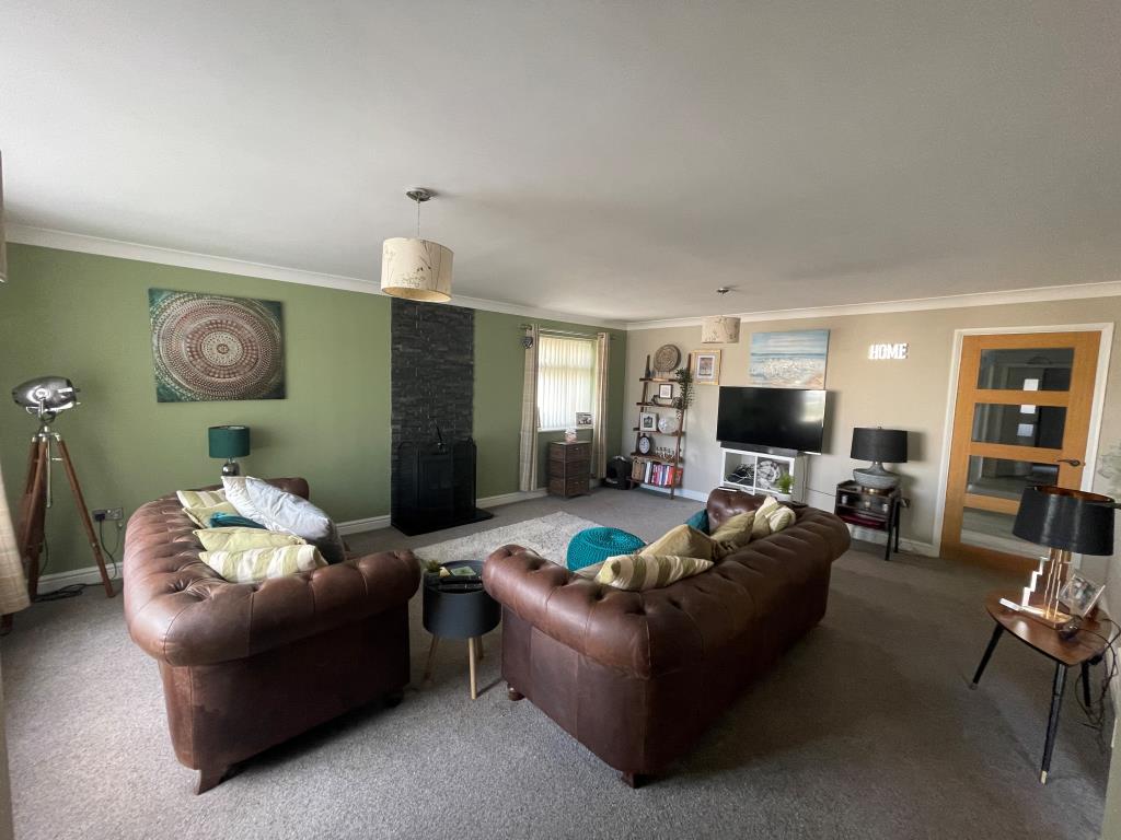 Lot: 166 - WELL-PRESENTED BUNGALOW FOR STRUCTURAL REPAIR - Living room
